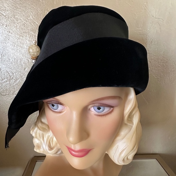 STYLISH VINTAGE BLACK VELVET RETRO CLOCHE - GROSGRAIN BAND + LARGE JEWEL HATPIN main image 5